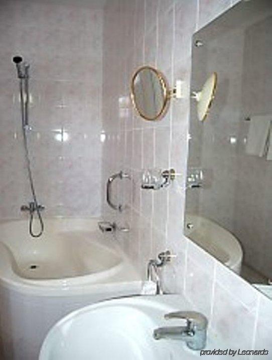 Elite Hotel Орадеа Стая снимка