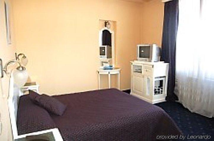 Elite Hotel Орадеа Стая снимка